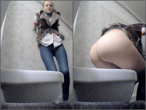 Russian girl closeup pissing in the hospital - pissing, spy wc