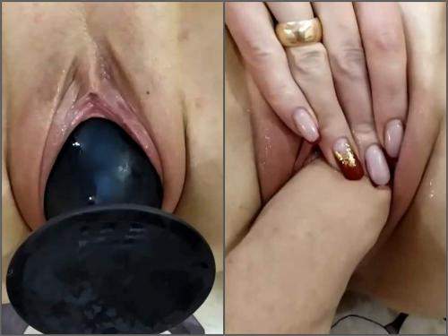 A pair of dildos for amateur pussy